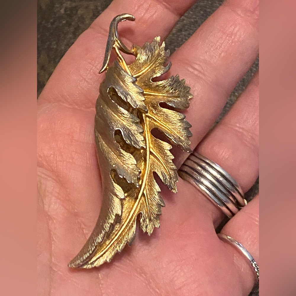 Vintage Coro textured leaf brooch MCM Retro 60’s
